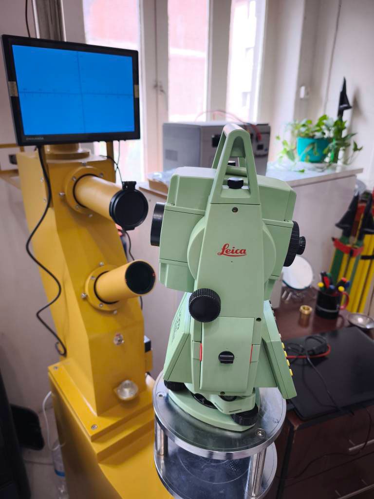 TCR805 POWER- لیزردار – توتال استیشن لایکا